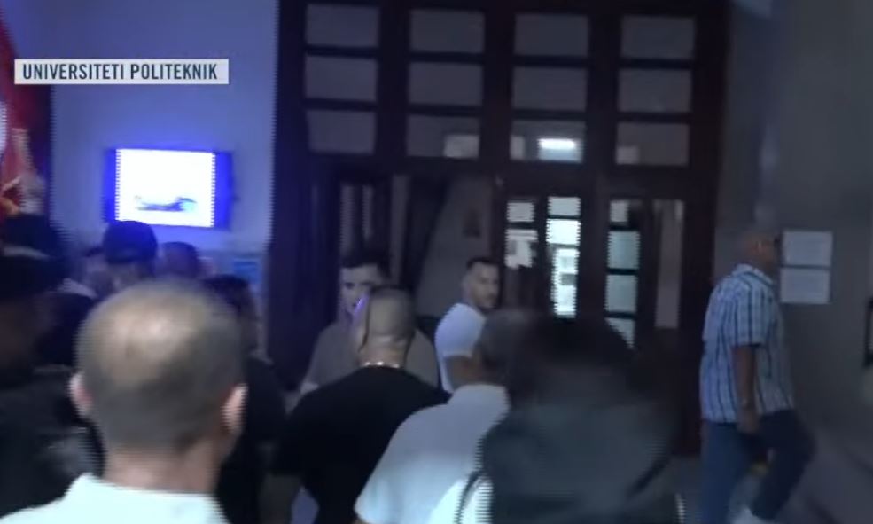 VIDEO  Rojet tentuan të heqin banderolën e studentëve  protestuesit hyjnë brenda Universitetit Politeknik