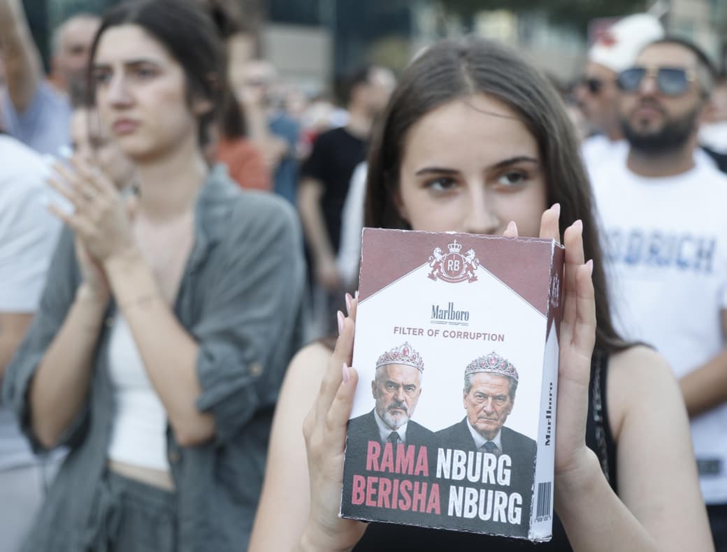 Ironia që vjen nga protesta! Krijohet ‘paketa’ e re me filtra antikorrupsion, “Rama n’burg, Berisha n’burg”