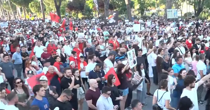 LIVE – “Piktori që shkarraviti Shqipërinë”/ Shqipt
