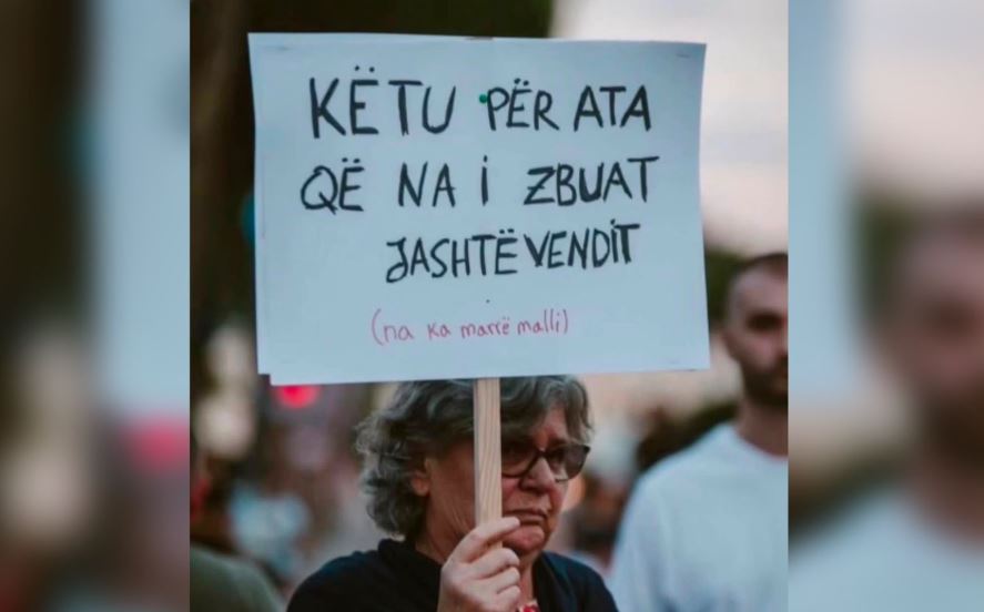 “Këtu për ata që na i zbuat jashtë vendit”! Pankarta rrëqeth