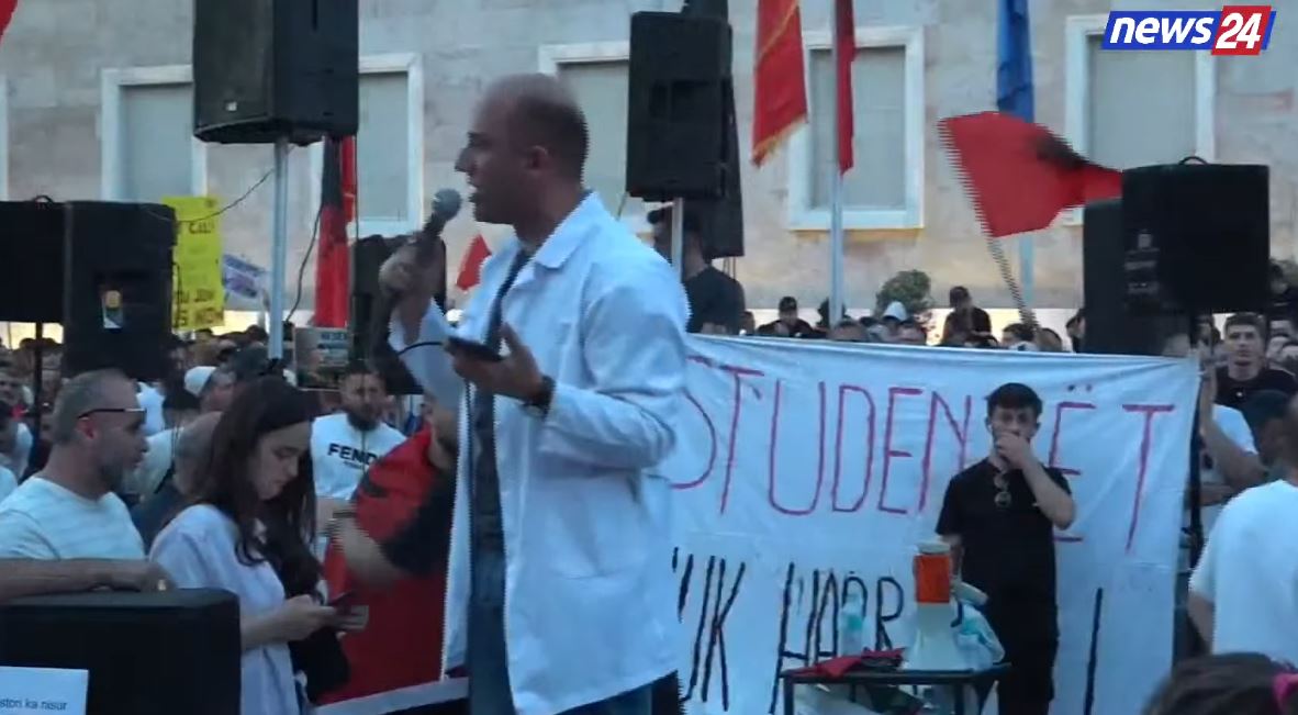 Mësuesi i historisë i bashkohet protestës  Klasa është këtu në shesh  kolegë dilni në krah të nxënësve tuaj 