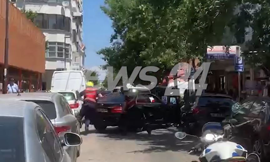 VIDEO  Policia ndjek të kërkuarin  ai përplas 4 makina të parkuara dhe ia mbath me vrap