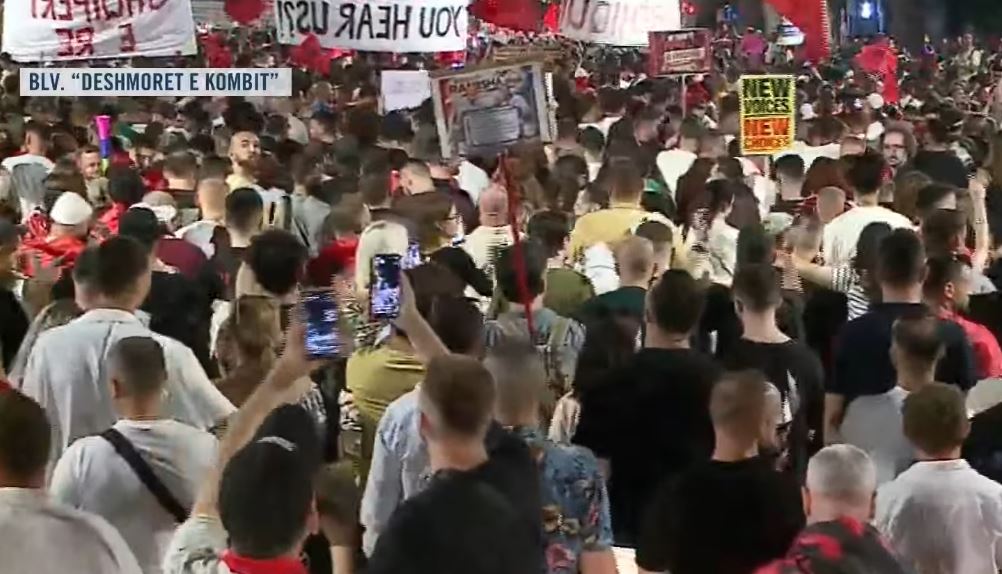 Nis marshimi masiv i protestuesve  Bulevardi  Dëshmorët e Kombit  tejmbushet nga qytetarët