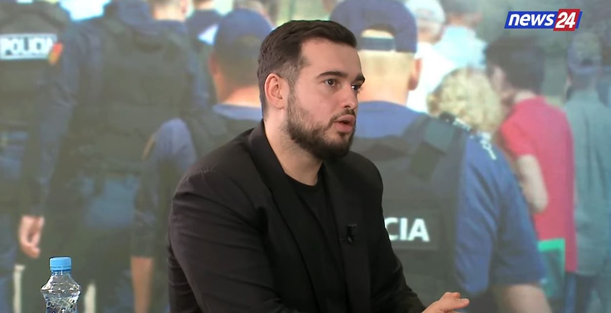  Kur ideologjia futet në shëndetësi bëhet problem   Protesta në Tiranë kundër terapive hormonale në QSUT  Pano  Po cenohet fam   