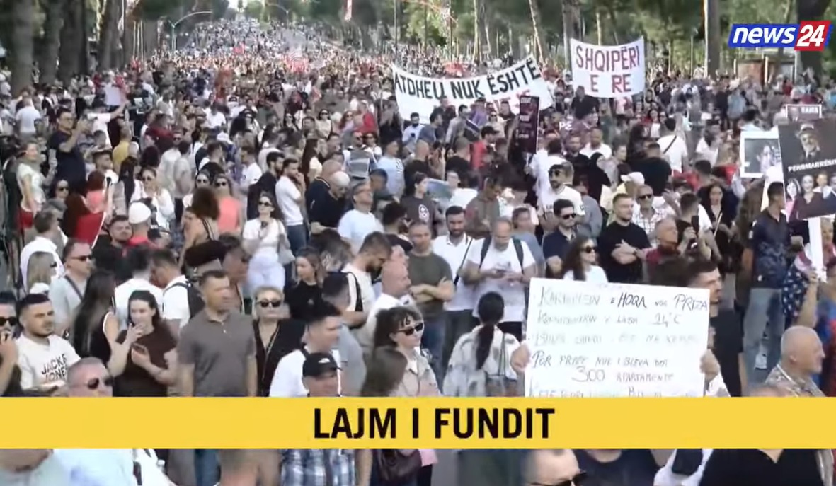 Sheshi para Kryeministrisë plot! Protestuesit kërk