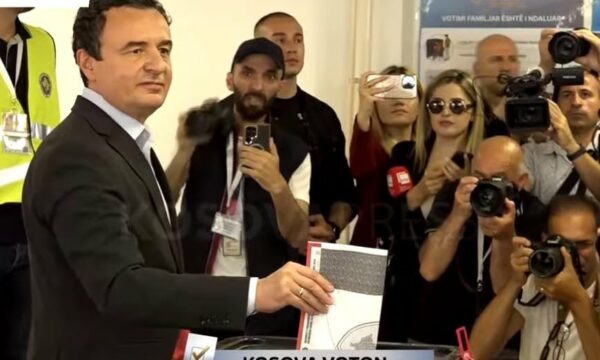 Zgjedhjet në Kosovë/ Albin Kurti hedh votën e tij: Sot vendo