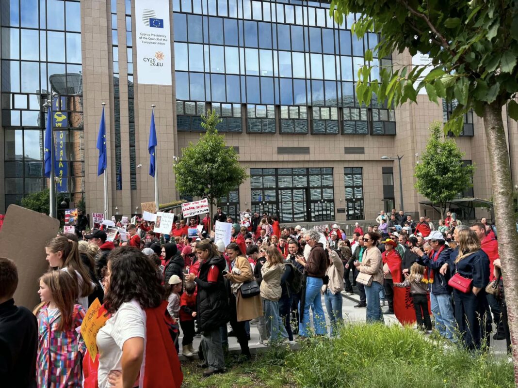 “Atdheu nuk është në shitje”/ Diaspora në protestë para Komi