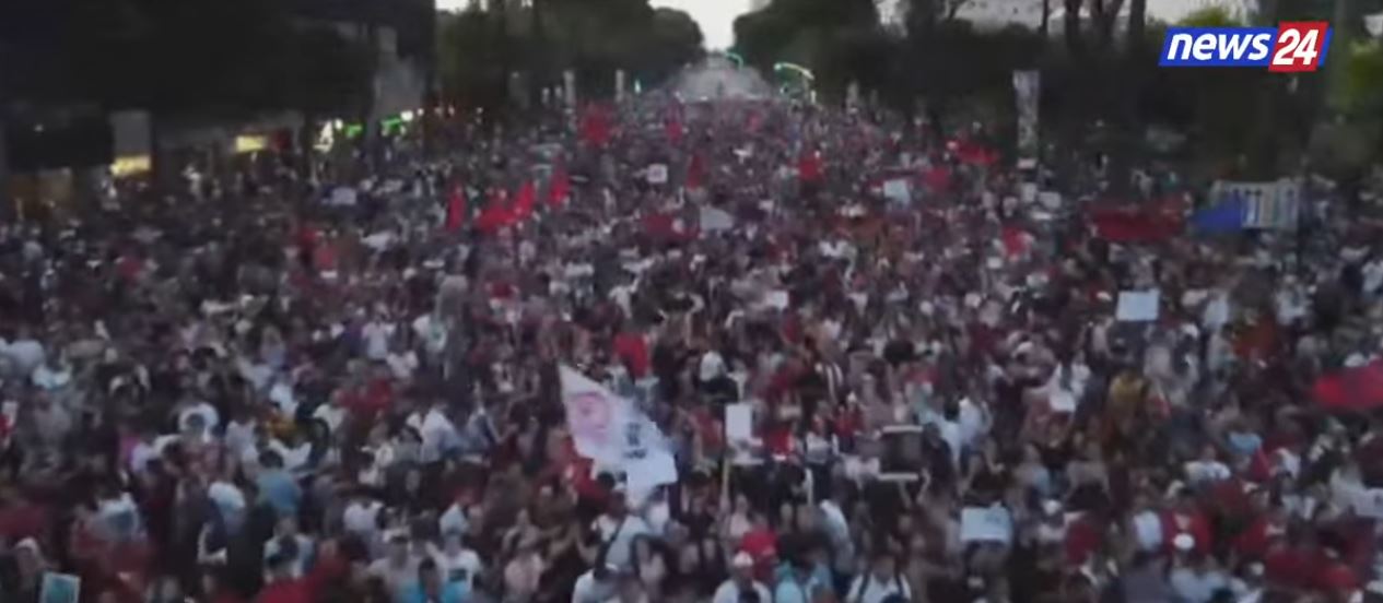 Mijëra protestues i kërkojnë Ramës të largohet/ “E