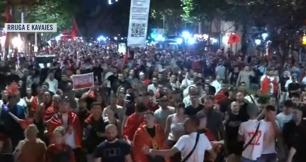  Edi Rama ka mbaruar     Marshimi masiv nuk ndalet  turma  përmbyt  Rrugën e Kavajës  Shqipëria është    