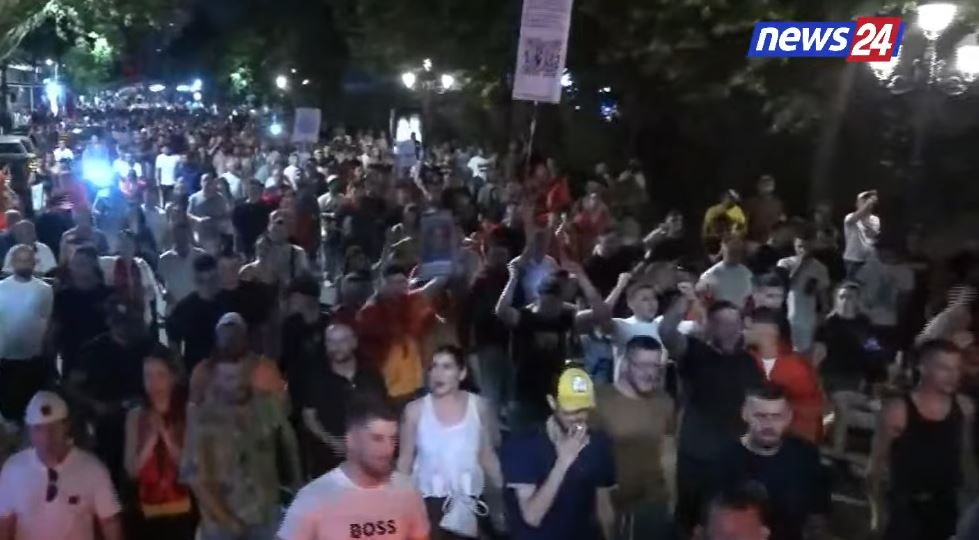 Dita e 18 të e revoltës pa shenja ngadalësimi  Turma masive e protestuesve mësyn në rrugët e Tiranës  Rama jepe dorëheqjen 