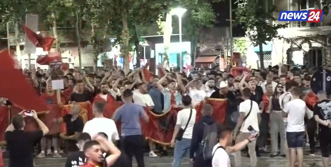 VIDEO  Marshimi historik mbërrin te Kuvendi  qytetarët shpërthejnë në kor  Parlamenti i krimit 