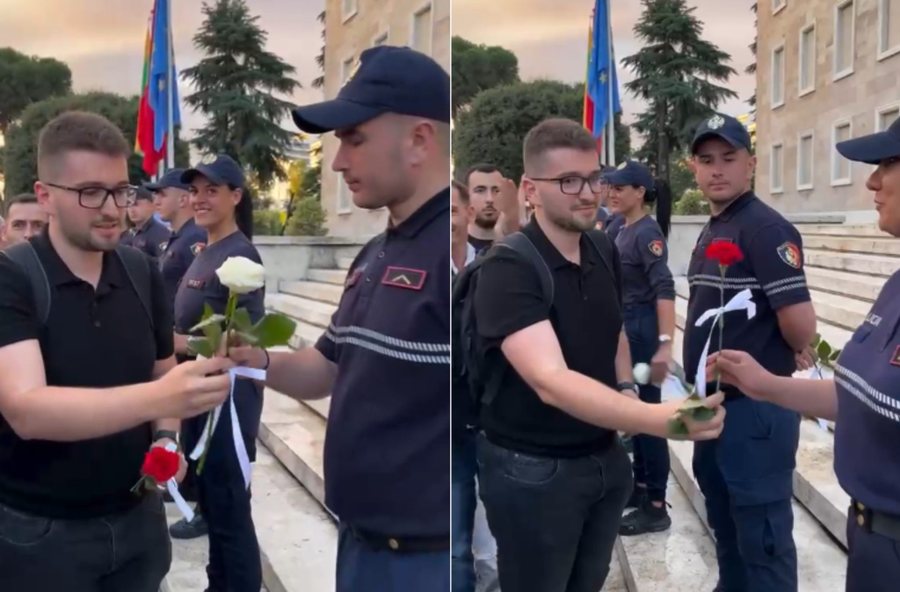Trëndafila simbol i protestës: Gjest i emocionueshëm i protestuesve për policin e vrarë
