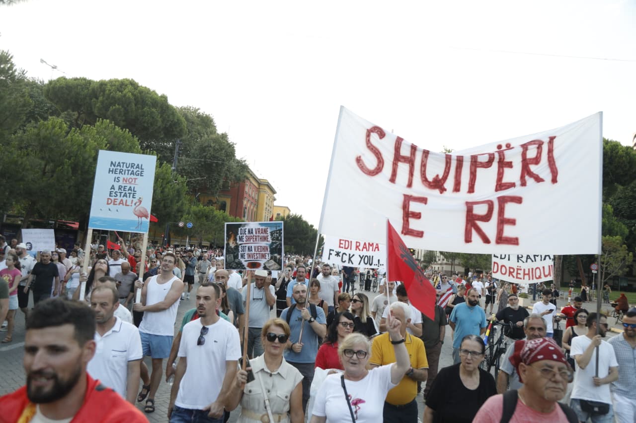 FOTOLAJM   Shqipëria nuk shitet     Rama n burg  Berisha e Balluku n burg   mesazhet pikante nga protesta e djeshme