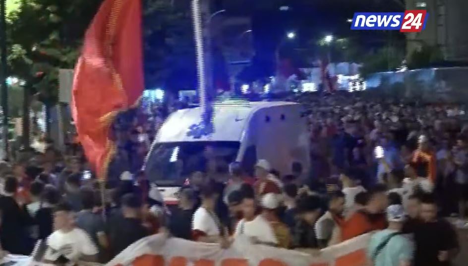 LIVE   Protestuesit tjetër leksion qytetarie  Masa kilometrike e qytetarëve i hap rrugën ambulancës pranë qendrës së Tir   