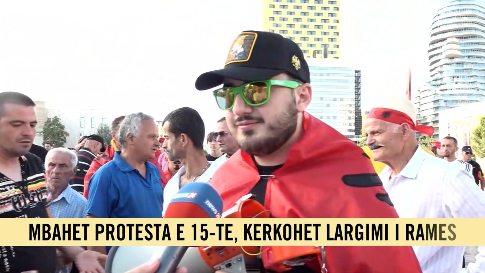  Kërkojmë dorëheqjen e Ramës   Studenti rendit kërkesat e protestuesve  Zgjedhje të lira dhe largim i sistemit të patronazhimi   