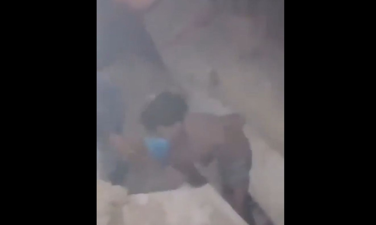 VIDEO  Tërmeti shkatërrues në Venezuelë  Ishin bllokuar në një ndërtesë të shembur  momenti kur tre fëmijë shpëtohen nga rrëno   