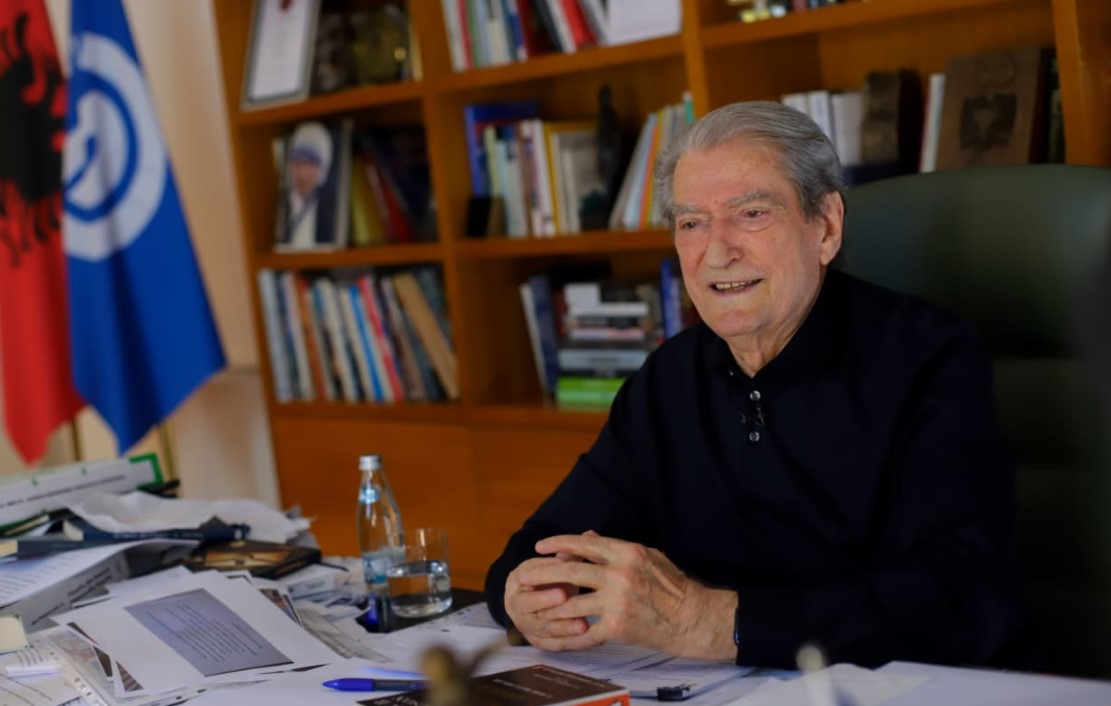 Berisha  Rama i futi në kurth vajzën dhe dhëndrin e presidentit të SHBA për qëllimet e tij  Dha leje ndërtimi në zonën që po h   