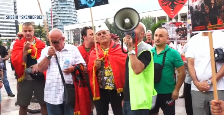 Protestuesit u tërhoqën zvarrë para Kuvendit  Përshkallëzohet protesta  Arben Kola  Shqiptarët të reagojnë në mënyrë të pavaru   