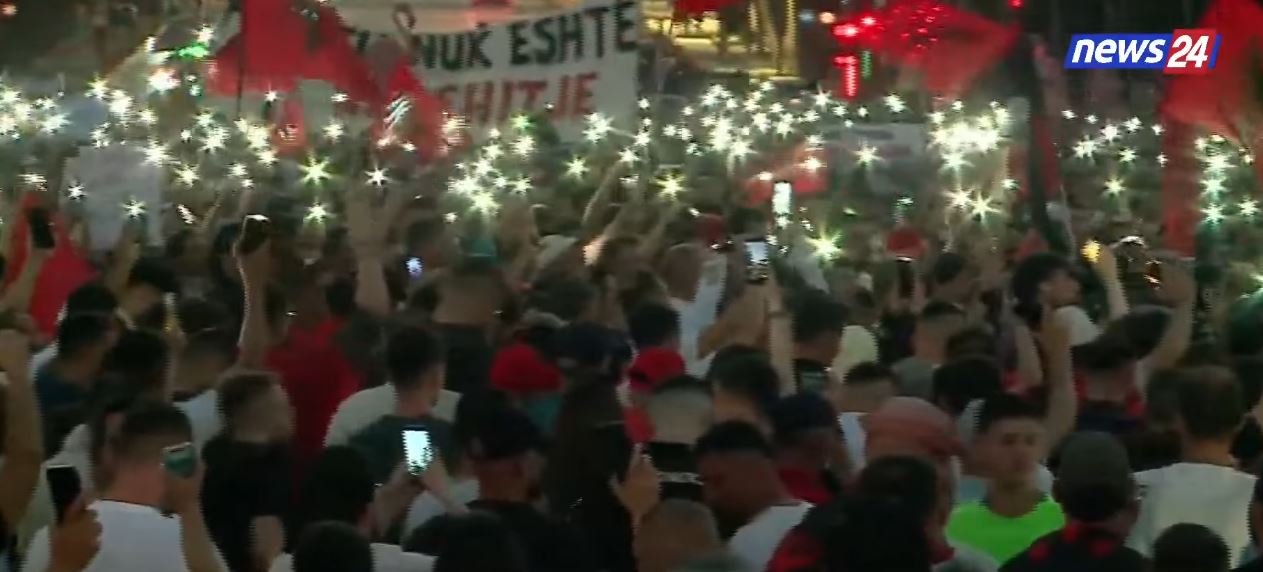  Rama jepe dorëheqjen    Protestuesit ndriçojnë Bulevardin me blicat e telefonave  plot sheshi para Kryeministrisë