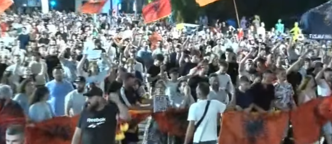  PD PS  dyshe komuniste   Vijon marshimi në rrugët e Tiranës  lumi i protestuesve kalon para selisë së PD  Opozitë e shitur 