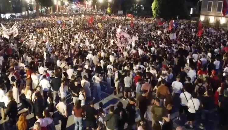  Nesër sërish në shesh    Bulevardi i tejmbushur  Mbyllet protesta në mbrotje të Zvërnecit  Thirrje për dorëheqje të Ramës dhe   