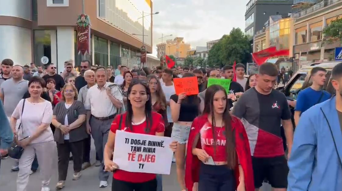 “Qoftë e bekuar pika që mbush gotën”/ Korça mbush sheshet e rrugët në mbështetje të Zvërnecit, thirrje për largimin e Ramës: Ti dogje rininë, sot të djeg rinia ty!
