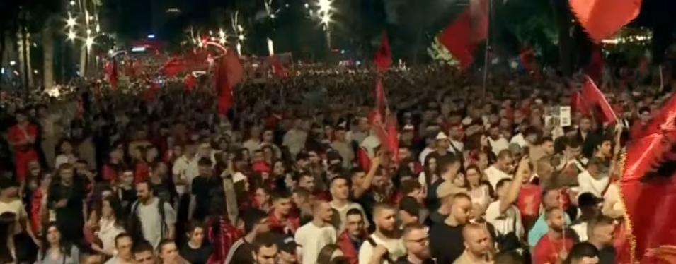 LIVE  Diaspora kërkon dorëheqje   Populli i fut frikën kryeministrit jo më Belindës që është nën hetim   Nga sheshi shqiptarët   
