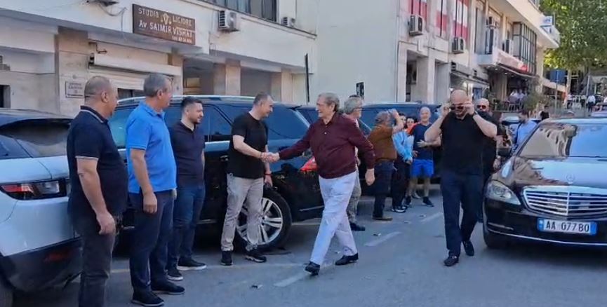 VIDEO  Në zbatim të masës së sigurisë  detyrim paraqitje   Berisha mbërrin në SPAK