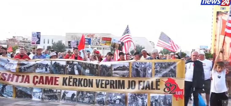  Jemi populli me pro amerikan   shqiptarët në revoltë kundër kryeministrit me flamurin e SHBA  Rama jep dorëheqjen  me Shqipër   