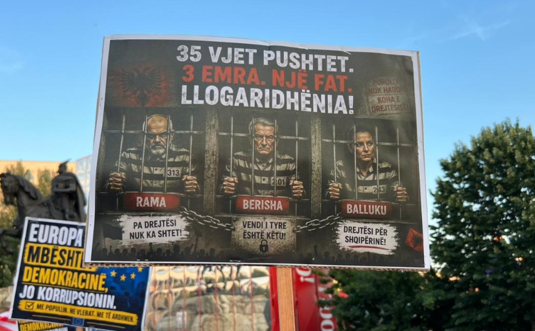  Rama  Berisha  Balluku  3 emra  1 fat  llogaridhënie   Pankartat që  ndezën  sot protestën  O Ramë nuk shkohet në Europë si P   