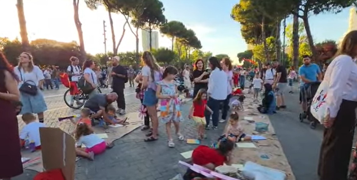 VIDEOLAJM  Protestë plot ngjyra  Edhe në ditën e 17 të të revoltës  fëmijët vizatojnë dhe ngjyrosin në  këndin  e    
