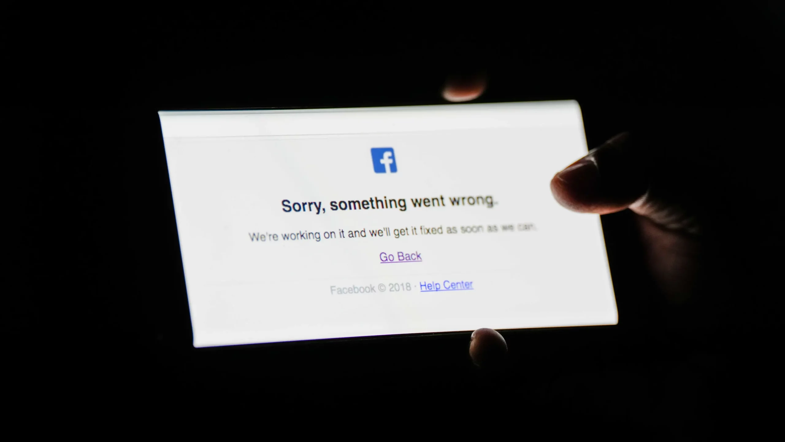  Kaos  global me rrjetet sociale  bien faqet e Facebook dhe Messenger 