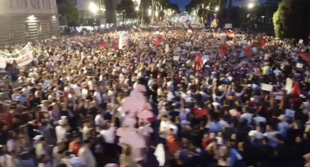 VIDEO   Det  protestuesish para Kryeministrisë  qytetarët dalin masivisht në shesh kundër projektit në Zvërnec  Rama të dorëhi   