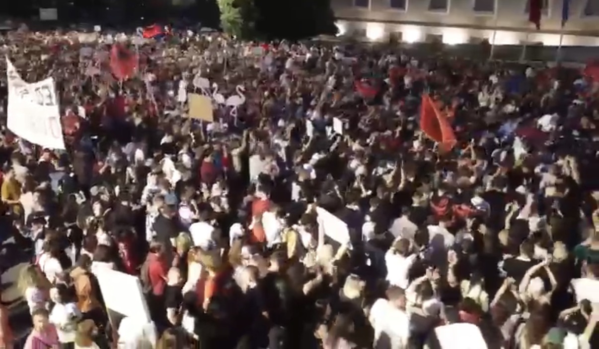 Thirrje për dorëheqje të qeverisë dhe anulim të projektit! Dy orë protestë, bulevardi plot qytetarë ndriçohet nga blicat e telefonave