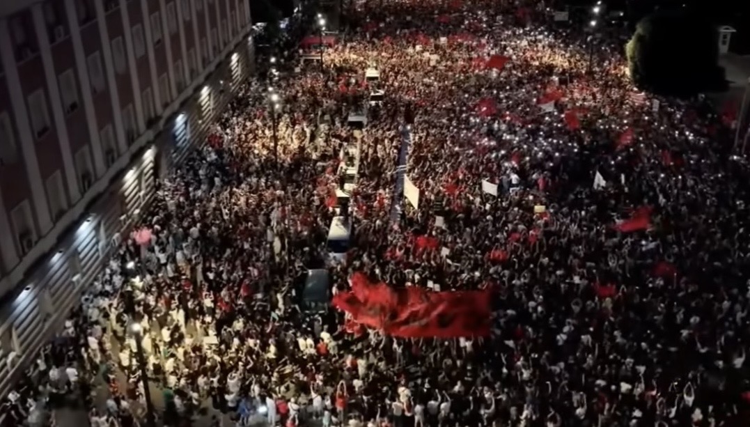 Shqiptarët nuk heqin dorë  Sot dita e 19 e revoltës qytetare  protestuesit kërkojnë dorëheqjen e Edi Ramës
