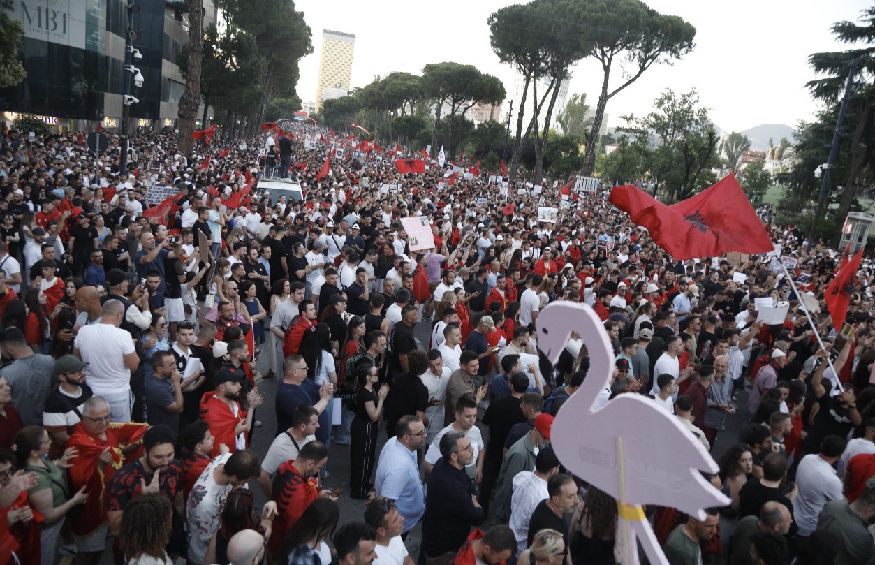 LIVE   Revoltë    Sheshet dhe rrugët plot  Protesta e 17 në Tiranë  nis grumbullimi në sheshin Skënderbej  qytetarët kërkojnë    