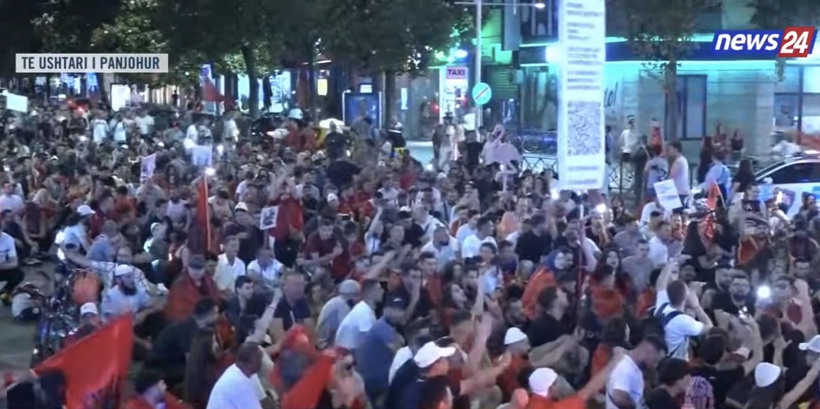 VIDEO  Me simbole kombëtare dhe thirrje  Rama jepe dorëheqjen   mijëra protestues marshim kilometrik në rrugët e Tiranës në di   