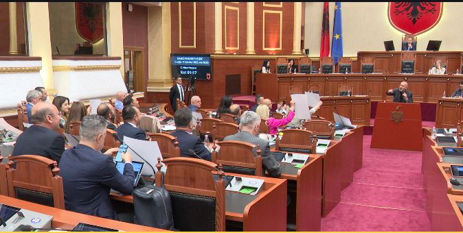 VIDEO/ Kryeministri s’është në sallë, opozita thirrje nga Ku