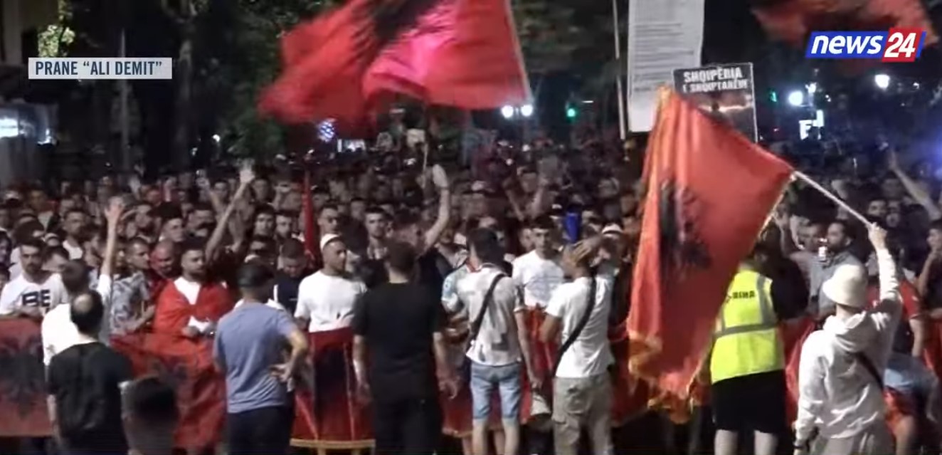 live-marshim-historik-ne-rruget-e-tiranes-qindra-mijera-protestues-pushtojne-kryeqytetin