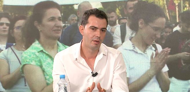 Analisti ironizon Ramën  Lajm është që Shqipëria shkoi në PE  protesta e ka nxjerrë mbretin lakuriq në sytë e Europës