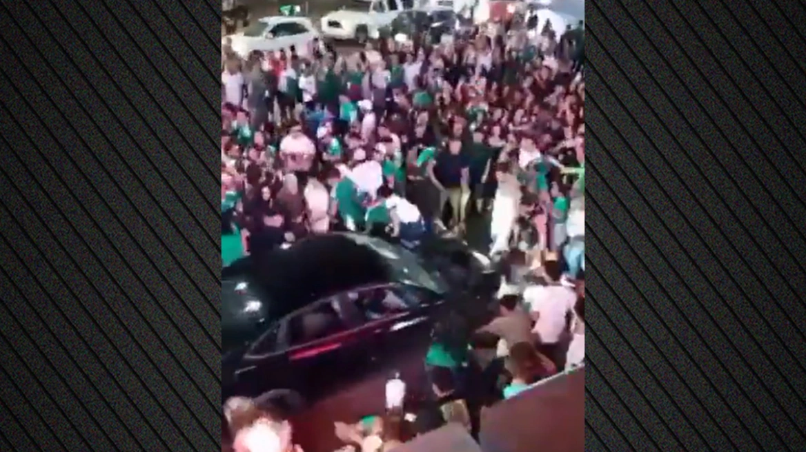 Makina hyn mes turmës që festonte fitoren e Meksikës  të paktën 17 të plagosur