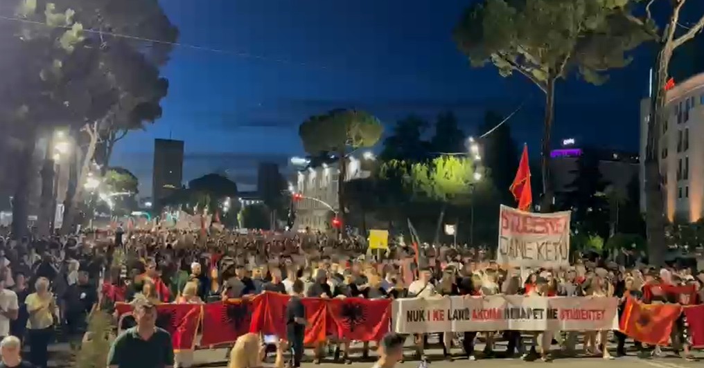 LIVE   Protesta e 16 masive në Tiranë   Rama jepe dorëheqjen    mijëra qytetarë marshim në Bulevard  Ju erdhi fundi  VID   