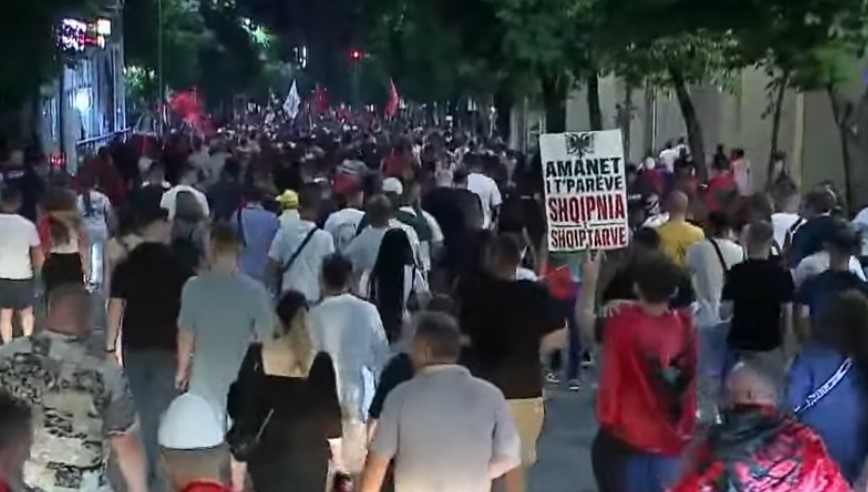 LIVE   Marshimi kilometrik i qytetarëve në rrugët e Tiranës  protestuesit thërrasin në kor  Rama  jepe dorëheqjen 
