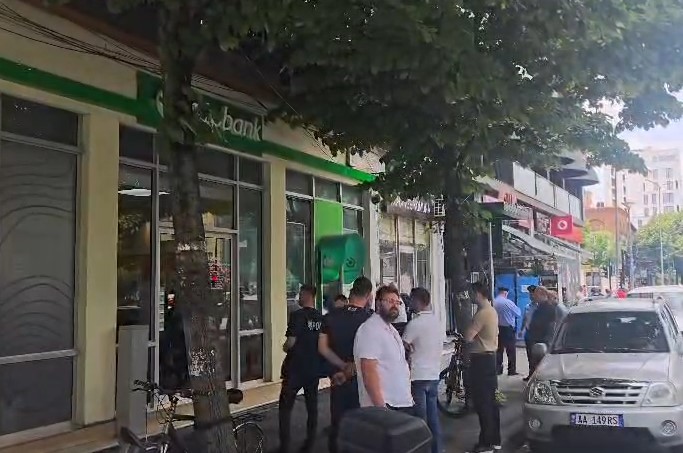 Grabitet me armë banka “OTP” në Tiranë, autori mori paratë e një qytetari që po i depozitonte dhe…