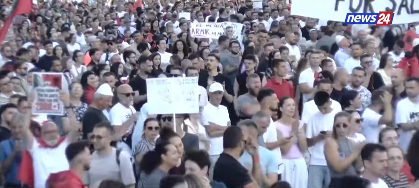 LIVE    Dorëheqje   13 të ditë revoltë  mijëra protestues poshtë zyrës së Ramës  kërkojnë largimin e kryemin   