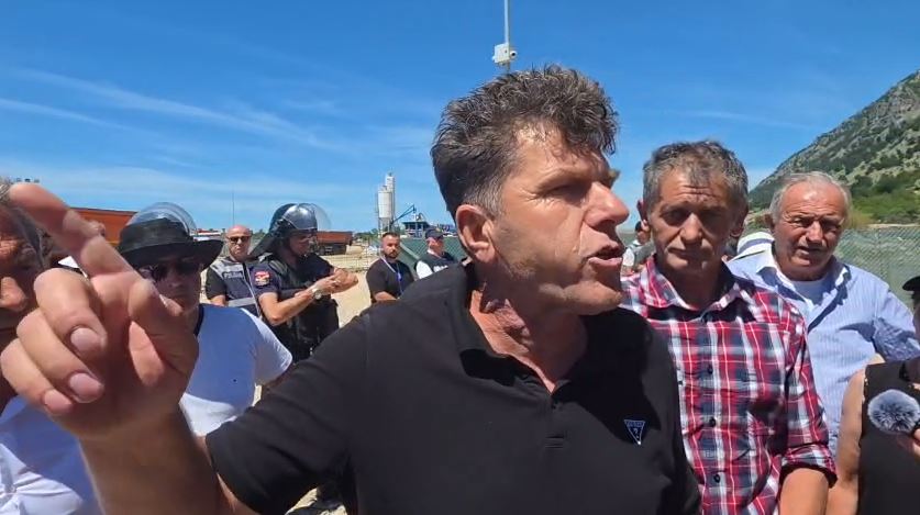 Protesta në Rrjoll/ “S’jam për dhunë, duam të drejtën!”, mesazhi i fortë ish-policit: I kemi lënë rinisë një Shqipëri ku drejton krimi dhe korrupsioni!
