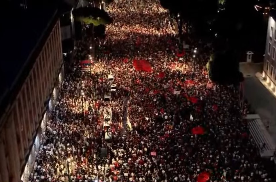 Energji dhe masivitet  Protesta qytetare rritet nga ora në orë  ndryshe nga tubimet politike që tkurren   Vlon  sh   