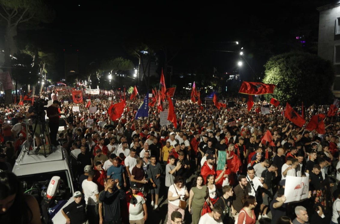  Kërkohet dorëheqja e Ramës   DW  Shqipëria po mban protestën më masive kundër qeverive në dekadat e fundit