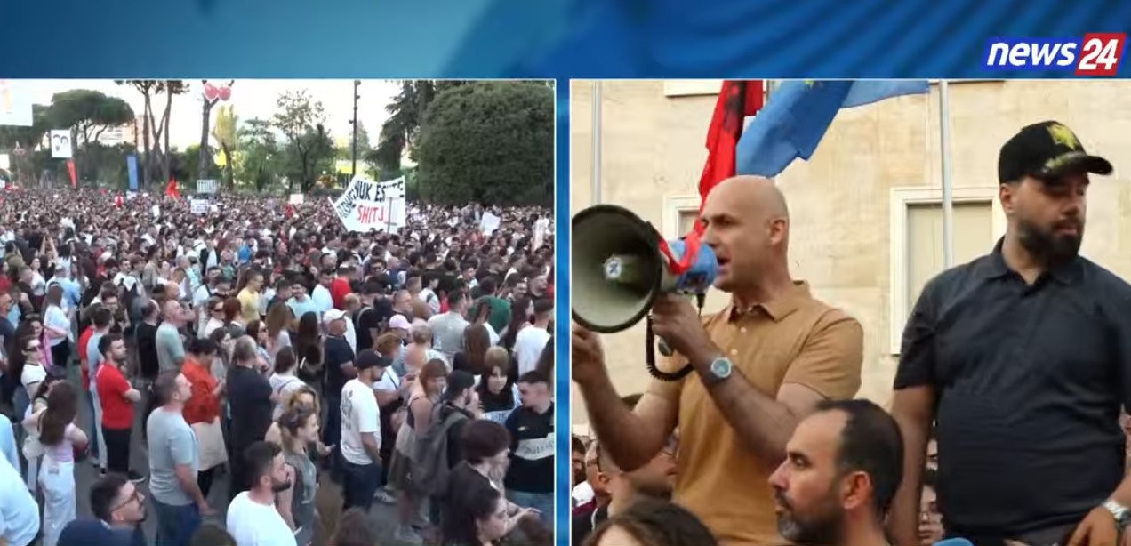 Qytetarë këndojnë himnin kombëtar dhe "Për mëmëdhe" në protestë kundër qeverisë Rama

