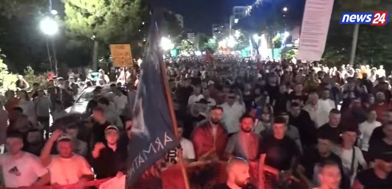 VIDEO  Vrulli kilometrik i protestuesve përshkon Tiranën pa u ndalur  qytetarët mbyllin te sheshi  Skënderbej  tub   